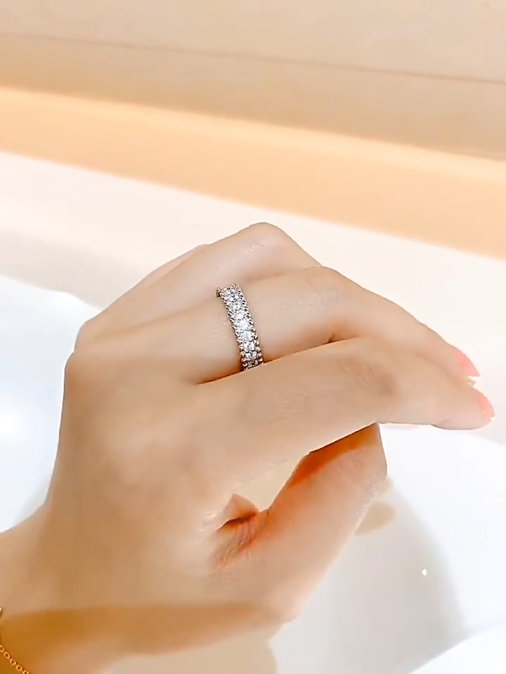 Éclat Signature Moissanite Ring