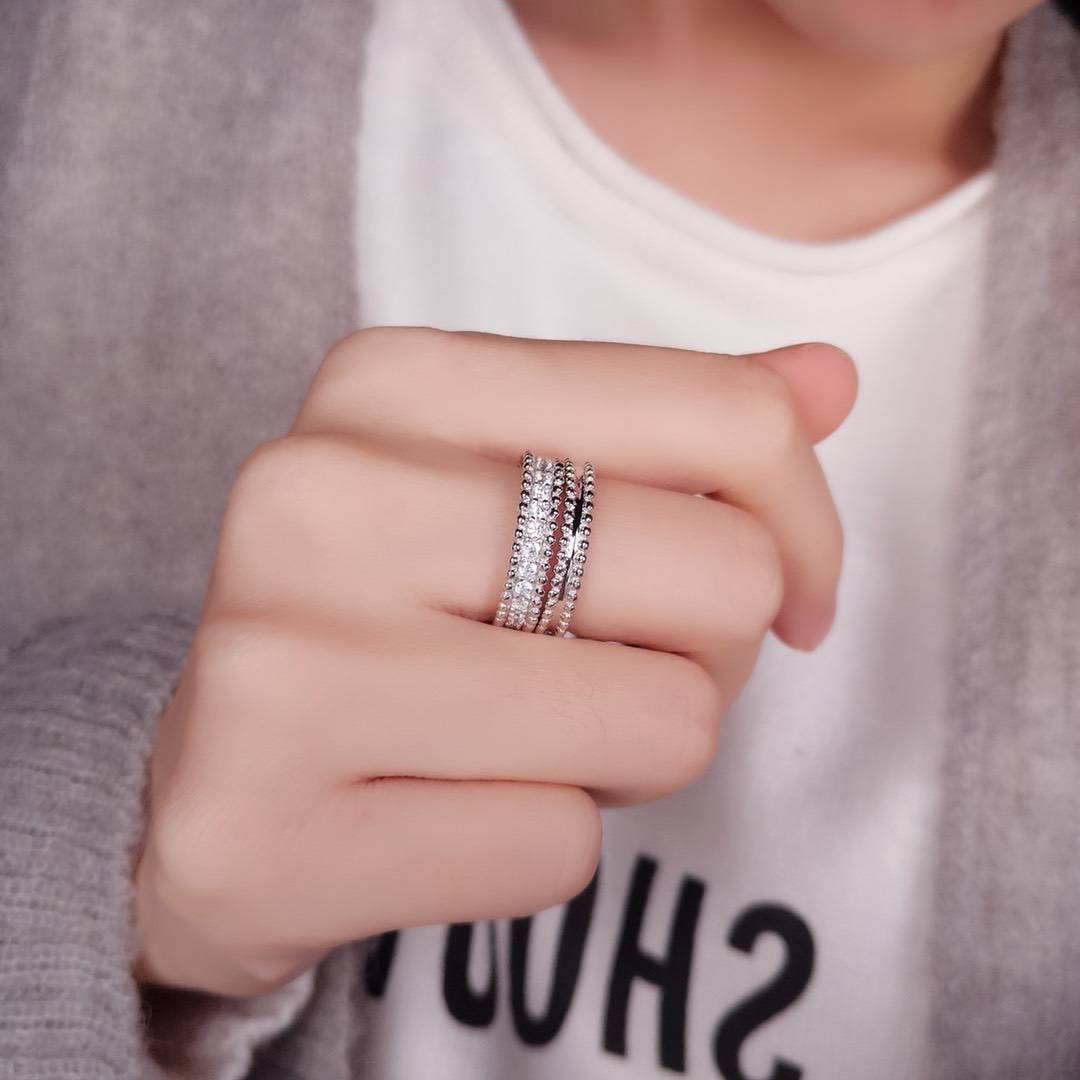 Éclat Signature Moissanite Ring