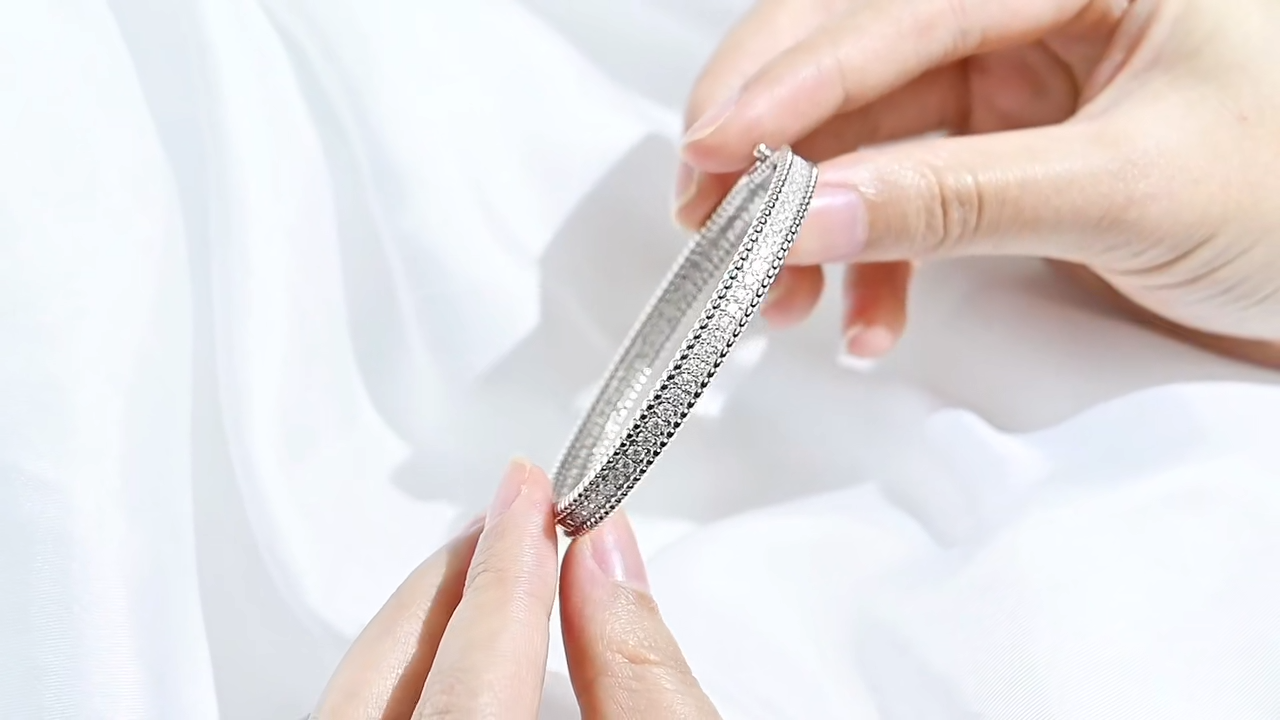 E╠üclat  Signature  Moissanite Bracelet